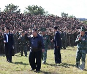 북한 김정은, 특수부대 찾아 "유사시 핵무기 사용할 것"