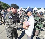 '승전포 운용' 참전유공자에게 화환 수여