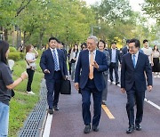 문재인 전 대통령과 김동연 경기도지사 친교산책