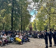 공군 군악대, 브뤼셀서 '버스킹 공연'