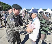 화환 수여하는 박안수 육군참모총장