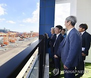 김윤상 차관, 부산항 신항 현장방문