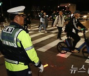 여의도불꽃축제 끝나고 시민들 귀가 돕는 경찰