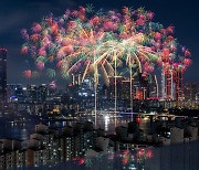 서울 밤하늘 수놓은 불꽃… 축제에 100만명 몰려