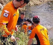 4m 옹벽으로 추락한 할머니…소방관 부부 행동에 '감동'