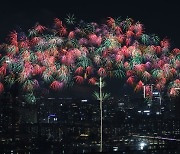 [포토] 서울 하늘 수놓은 화려한 불꽃, '2024 서울세계불꽃축제'