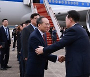 윤석열 대통령 부부, 동남아 3국 순방차 출국…아세안정상회의 참석