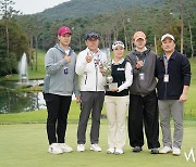 [mhn포토] 김수지, 옆에서 도와주는 식구들과 함께