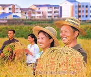 북한 "풍작을 거두는 기쁨"…'수확 성과' 자신