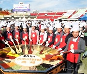 한국기록 등재된 전주비빔밥 버무림 참여자는 1963명…의미는