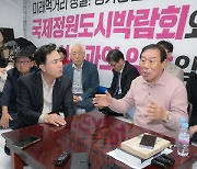 김태흠 지사, '단식' 최민호 시장 찾아 "민주당 시의원 나쁜 사람들"