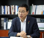 "월급 200 받는 말단 돈 걷어 상사 식사 대접" 공무원 `모시는 날` 관행 여전