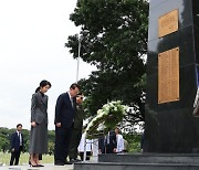 尹, 필리핀 국빈방문 첫일정 6·25 기념비 헌화..“감사합니다”