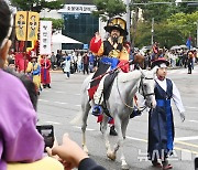 시민들에게 손 흔드는 정조대왕