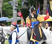 시민들에게 인사하는 정조대왕