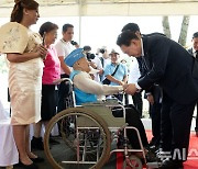 윤석열 대통령 '한국전 참전 용사 및 유가족들 만나'