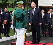 윤대통령 필리핀 국빈 방문…한국전 참전 기념비 헌화