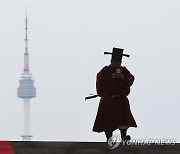 고려의복 입고 걷는 런웨이