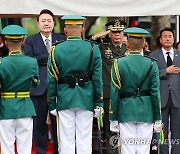 윤석열 대통령 부부, 한국전 참전 기념비 방문