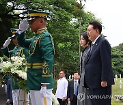 윤석열 대통령 부부, 필리핀 한국전 참전 기념비 헌화