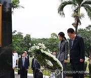 윤석열 대통령 부부, 필리핀 한국전 참전 기념비 헌화