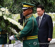 윤석열 대통령 부부, 필리핀 한국전 참전 기념비 헌화