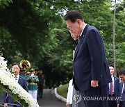 尹대통령, 필리핀 한국전 참전비 헌화…참전용사에 "감사합니다"