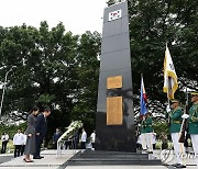 윤석열 대통령 부부, 필리핀 한국전 참전 기념비 헌화 뒤 묵념