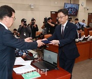 [포토]행안위 국정감사, '선서문 전달하는 연원정 인사혁신처장'