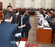 [포토]행안위 국정감사, '21그램 대표 김태영, 이승만 동행명령장 집행'