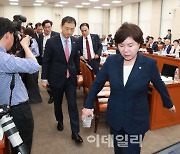 [포토]'국정감사 퇴장하는 국민의힘 의원들'