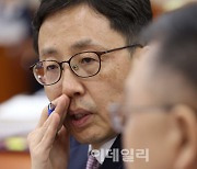 [포토]행안위 국정감사, '대화하는 연원정 인사혁신처장'