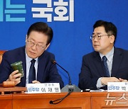 '녹조라떼' 들어보이는 이재명 대표