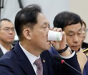 [국감]물마시는 김태규 직무대행