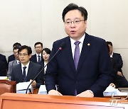 복지장관 "의대 5년 사전협의 못해…교육 질 담보하면 반대 안해"