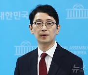 취재진 질의 답변하는 주진우 의원