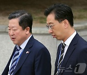 윤 대통령 동남아 순방 동행하는 박춘섭 경제수석·김태진 의전장