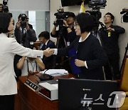 [국감]국회 과방위원장과 악수하는 이진숙 방통위원장