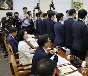 [국감]방통위 파견 경찰 검사 바라보는 이진숙 위원장