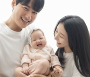 이지훈♥아야네, 생후 50일 ‘표정부자’ 딸 루희와 가족사진 공개