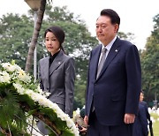 尹, 필리핀 국부 호세 리잘 기념비에 헌화