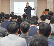 “소상공인 살려면 유통이 핵심”… 경기일보 월례회의서 ‘잘 파는 혁신 전략’ 특강