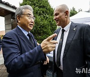 신임 주한이스라엘대사와 인사 나누는 박진