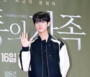 김민규, '훈훈한 손인사' [사진]