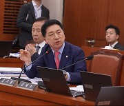 [단독] ‘하나센터 직영화’ 통일부 용역·지자체도 반대