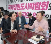 “못된 것만 배워” 최민호 ‘단식장’ 찾은 김태흠…이정현 서범수에 한동훈도 곧