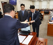 여야, 행안위서 ‘관저 증축’ 공방…野 “김 여사 입김” 與 “文정부도 공사”