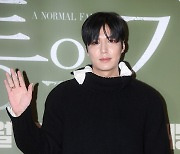 [TD포토] 이민호 '훈훈한 손인사'