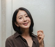 김희애, 데뷔 40년의 겸손함 "연기? 잘해야죠…후배들 보며 자극" [인터뷰 종합]