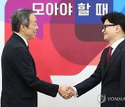 미즈시마 일본대사와 악수하는 한동훈 대표